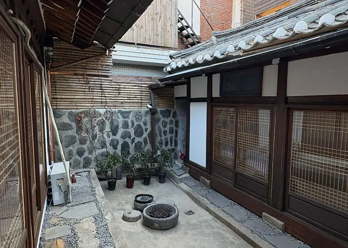 Dadok Hanok Comfort And Calm In The Heart Of Ferienhaus Seoul